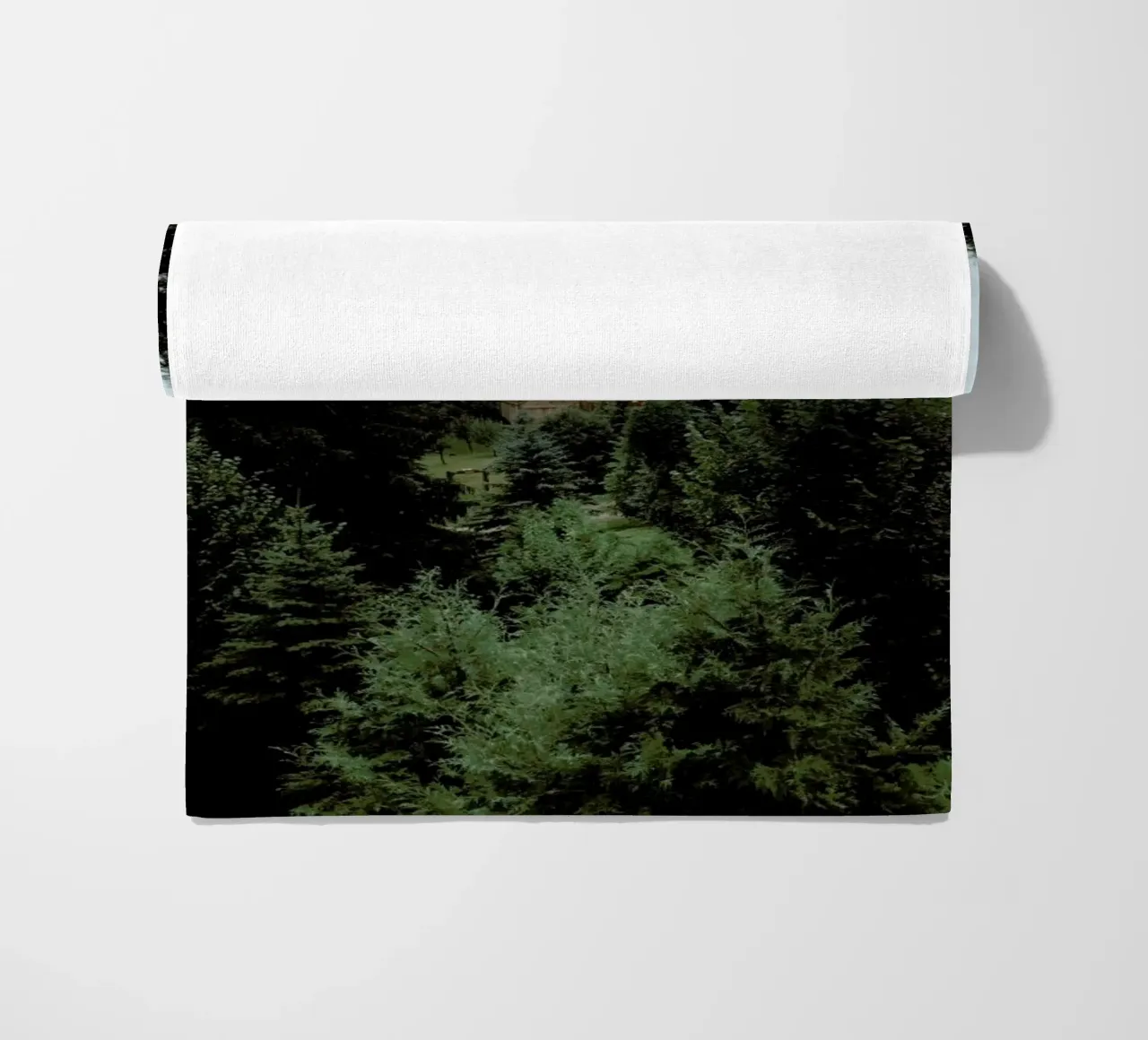Cabin In The Woods toalla de playa de Sebastian Hilgetag