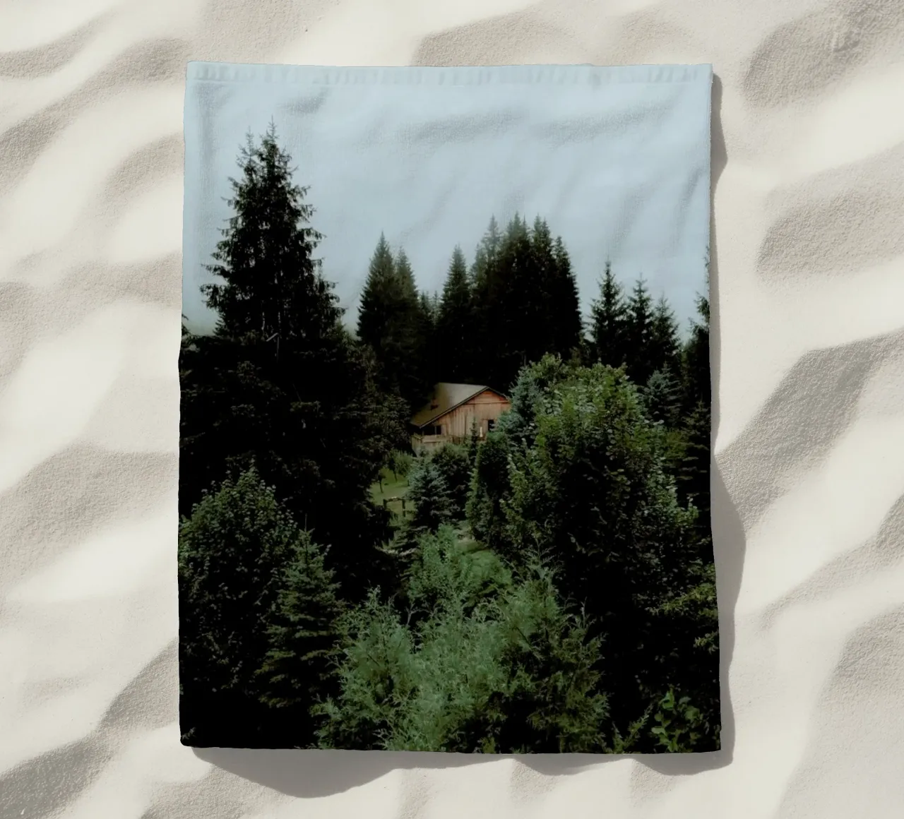 Cabin In The Woods toalla de playa de Sebastian Hilgetag