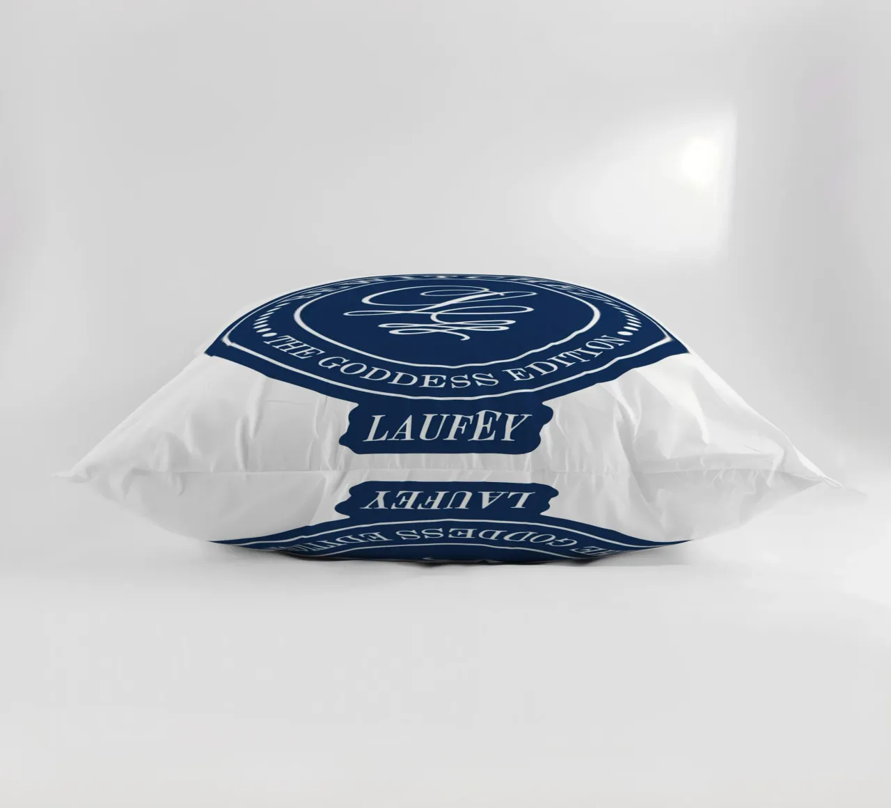 Laufey Emblem Lfy cuscino da carleemiller