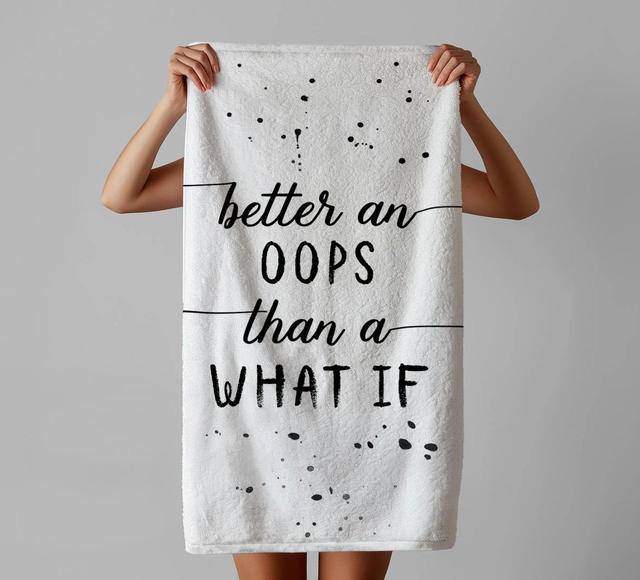 TEXT ART Better an oops than a what if asciugamano da bagno da Melanie Viola
