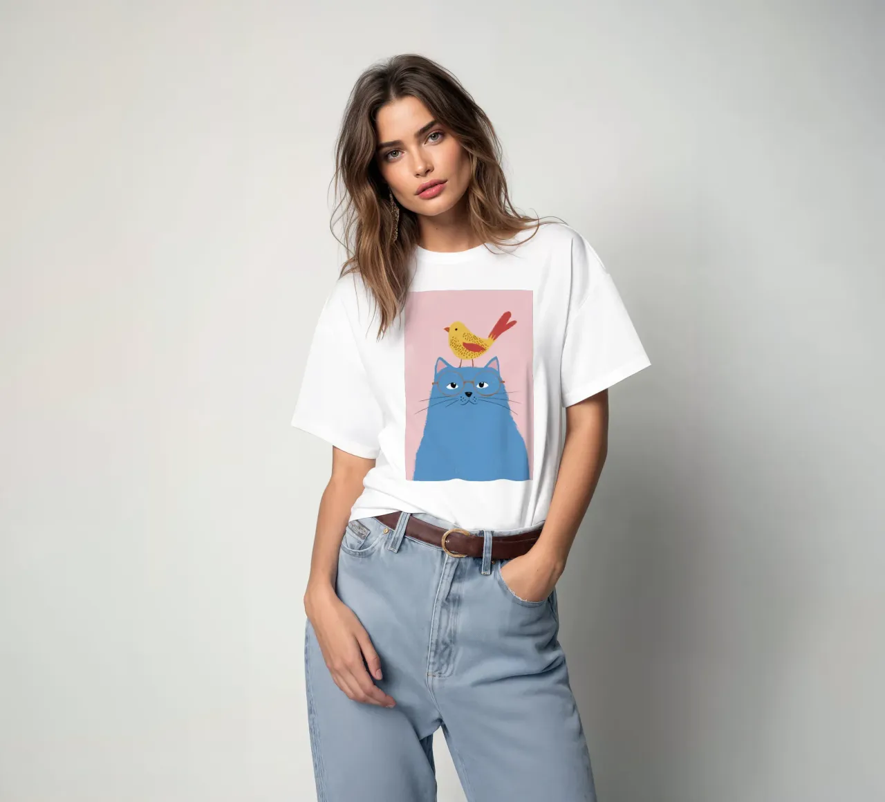 Chat bleu Oiseau jaune t-shirt de Muse Artworks