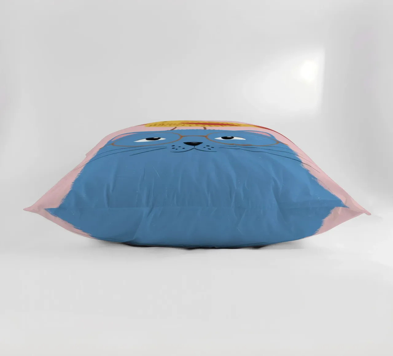 Chat bleu Oiseau jaune coussin de Muse Artworks