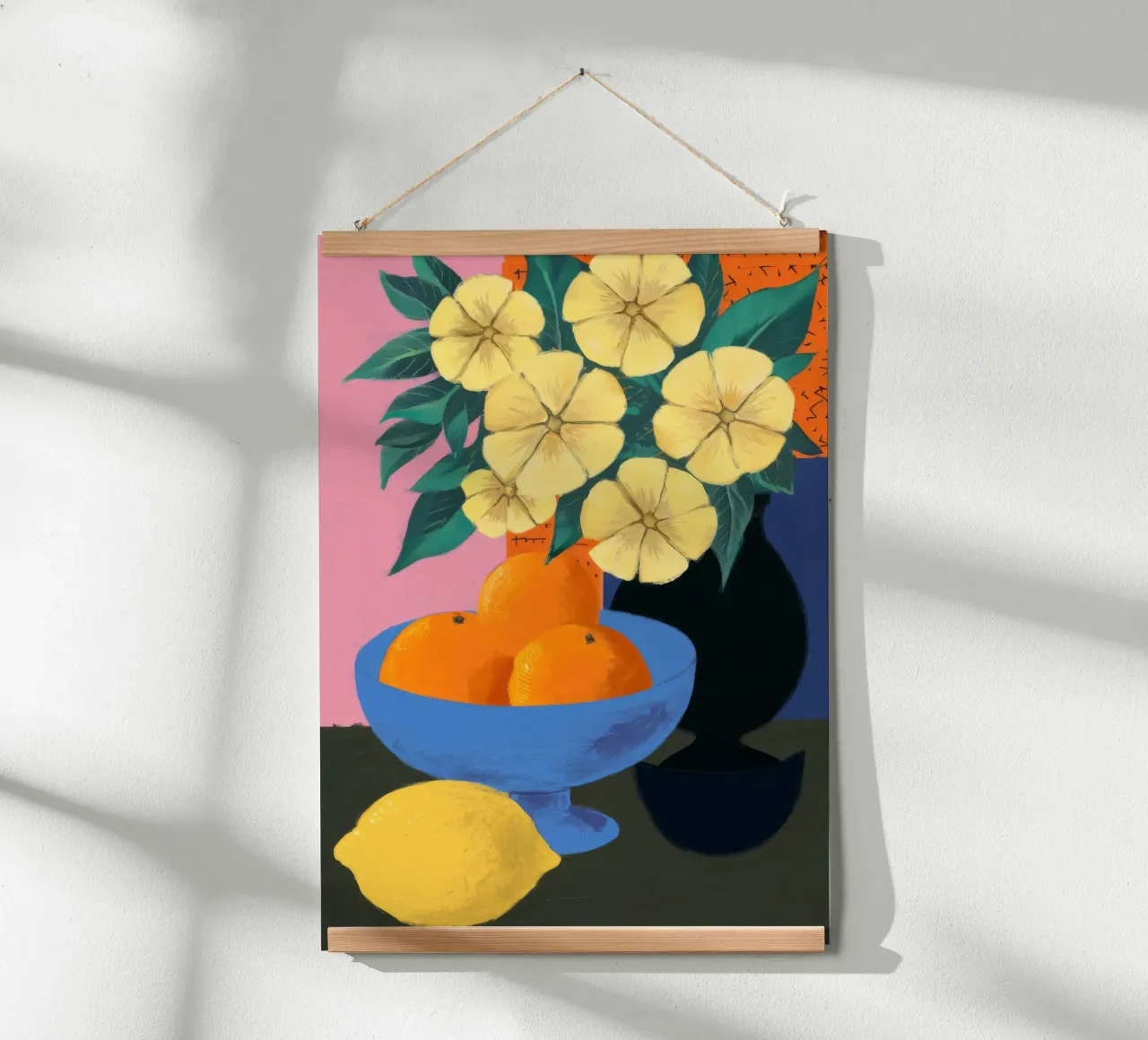 Contrasto al fiore di limone poster con telaio in legno da Tiga Bersama