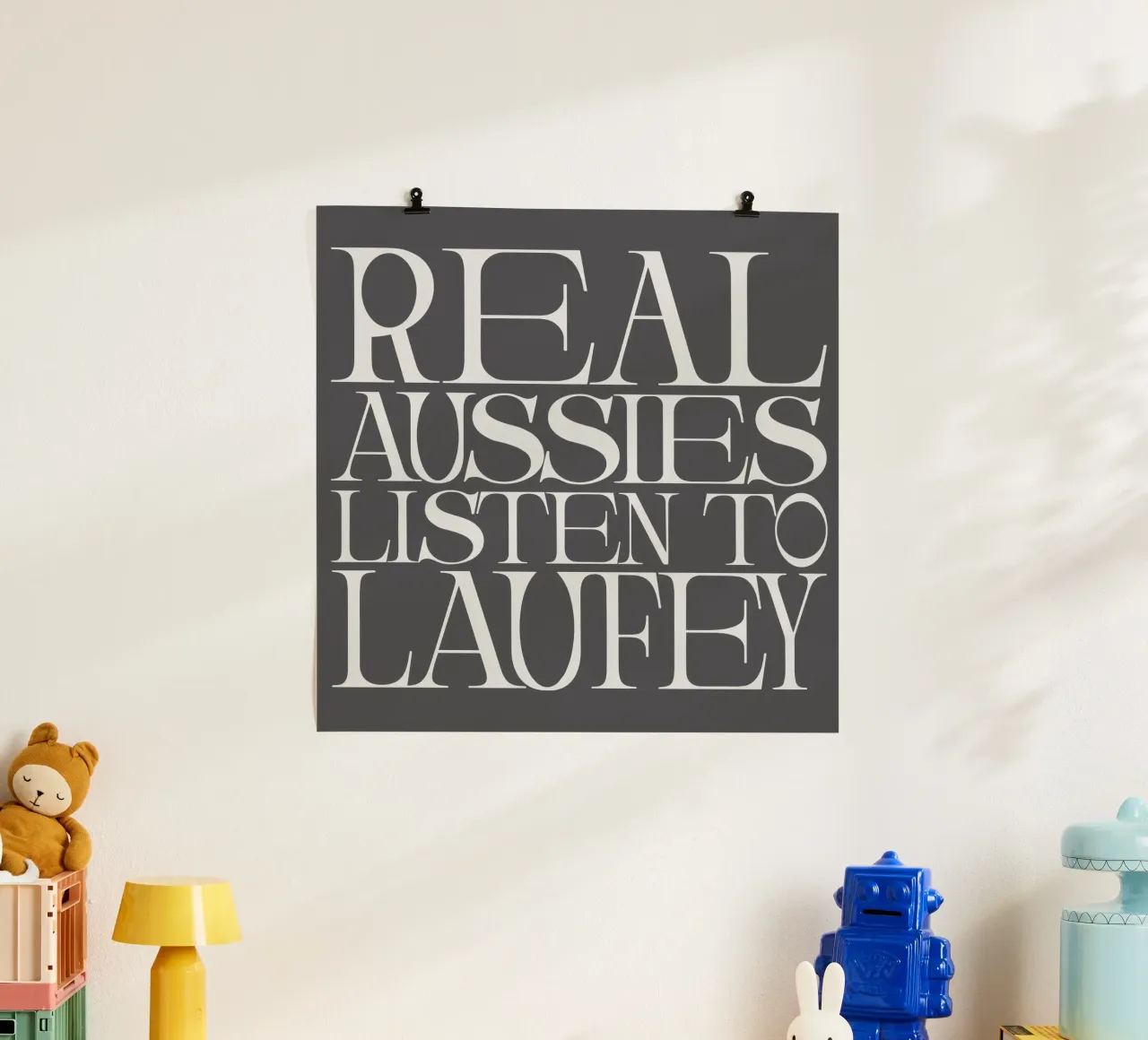 Laufey Real Aussies Listen to Lfy poster met aluminium frame van carleemiller
