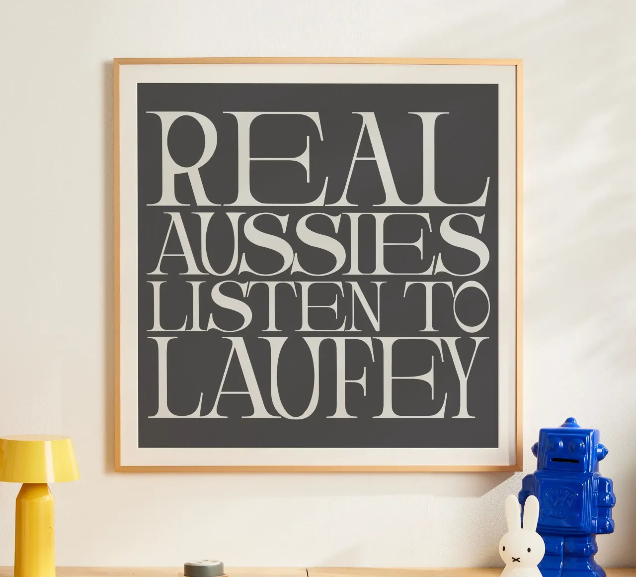 Laufey Real Aussies Listen to Lfy poster met aluminium frame van carleemiller