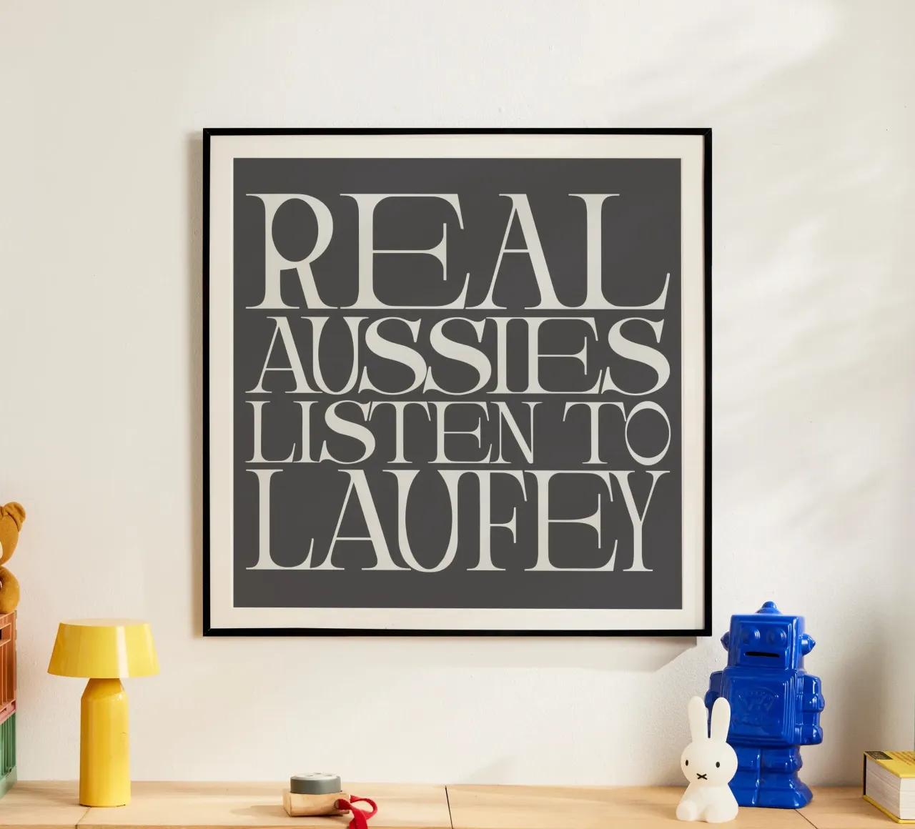 Laufey Real Aussies Listen to Lfy poster met aluminium frame van carleemiller