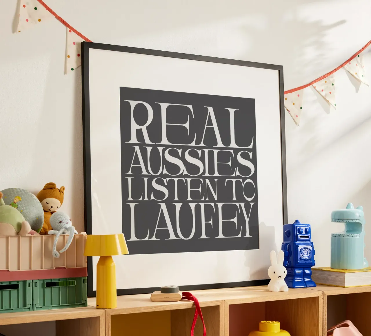 Laufey Real Aussies Listen to Lfy poster met aluminium frame van carleemiller
