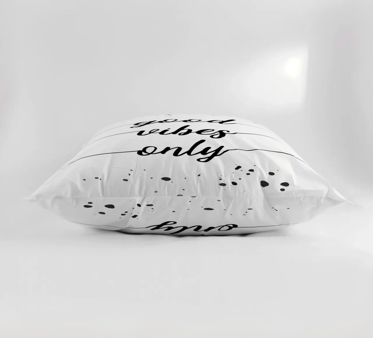 TEXT ART Good vibes only Kissen von Melanie Viola