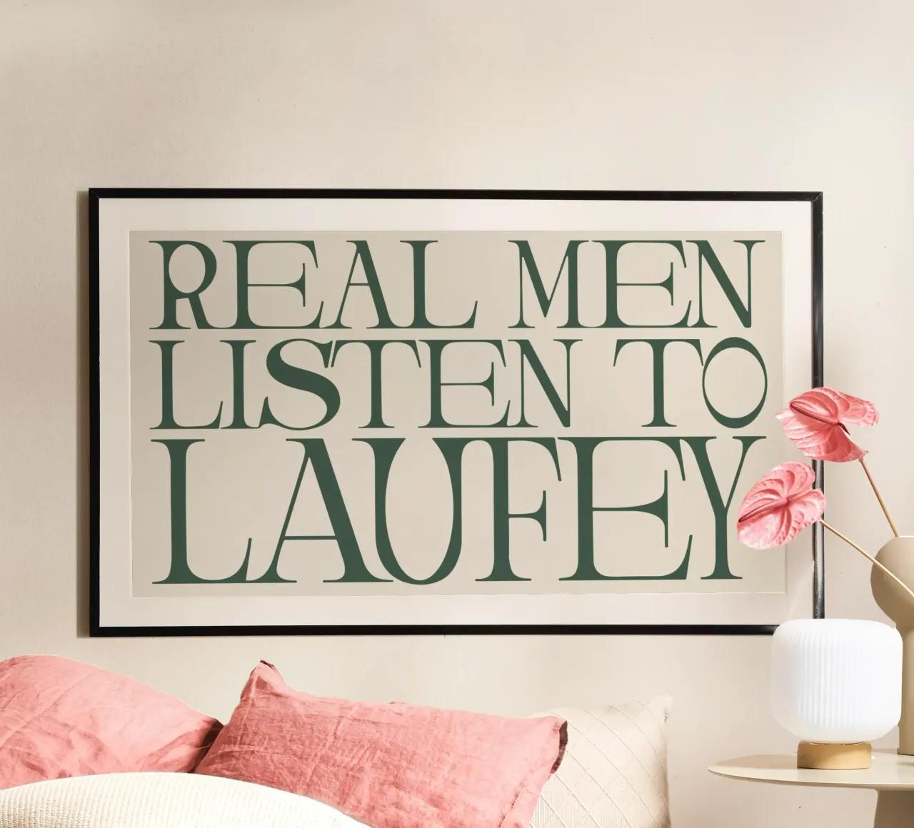 Laufey Real Men Listen To Lfy poster con telaio in alluminio da carleemiller