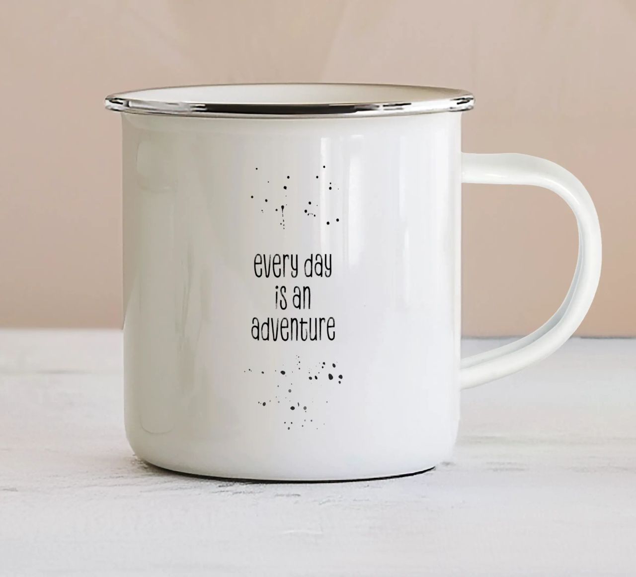 TESTO ARTE Ogni giorno è un'avventura tazza in smalto da Melanie Viola