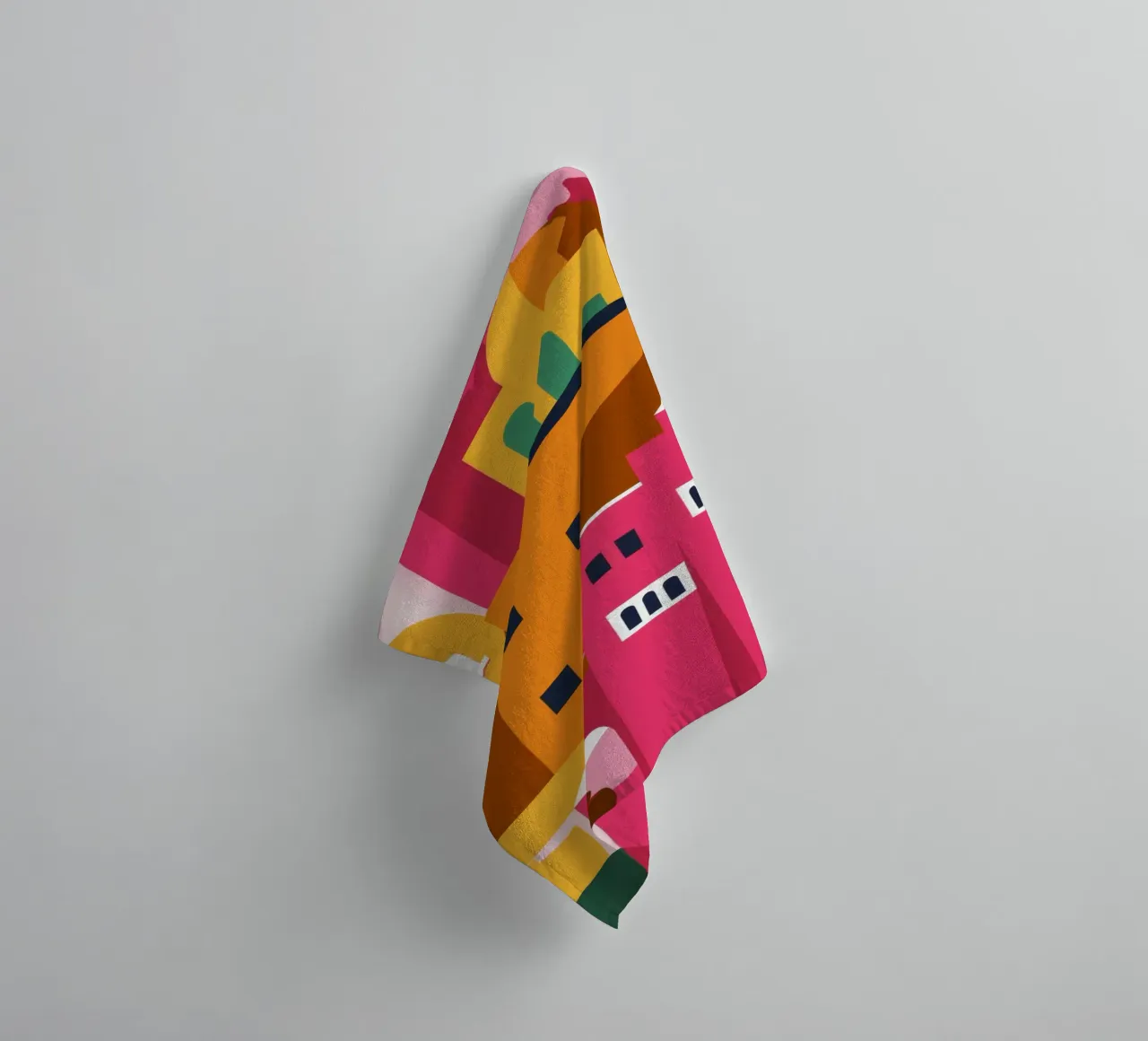 Città collinare colorata asciugamano da bagno da Muse Artworks