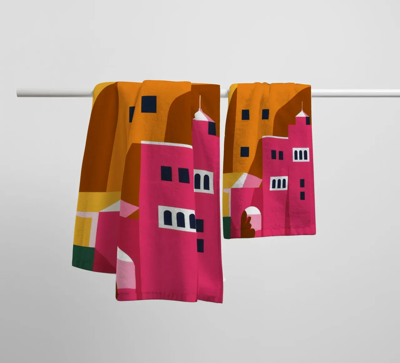 Città collinare colorata asciugamano da bagno da Muse Artworks