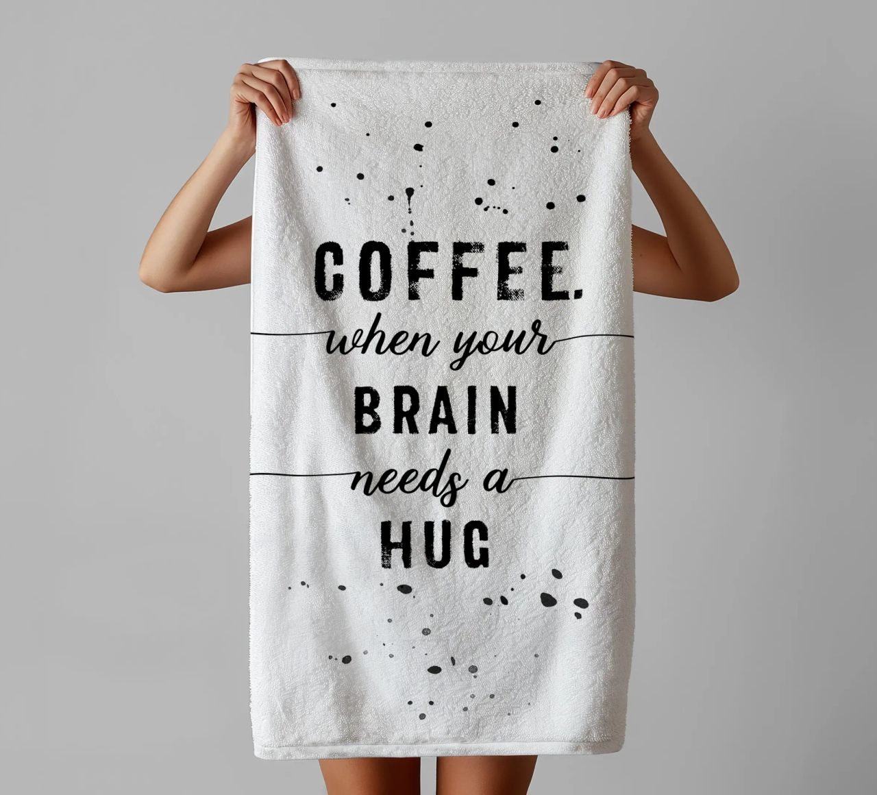TEXT ART Coffee - when your brain needs a hug asciugamano da bagno da Melanie Viola