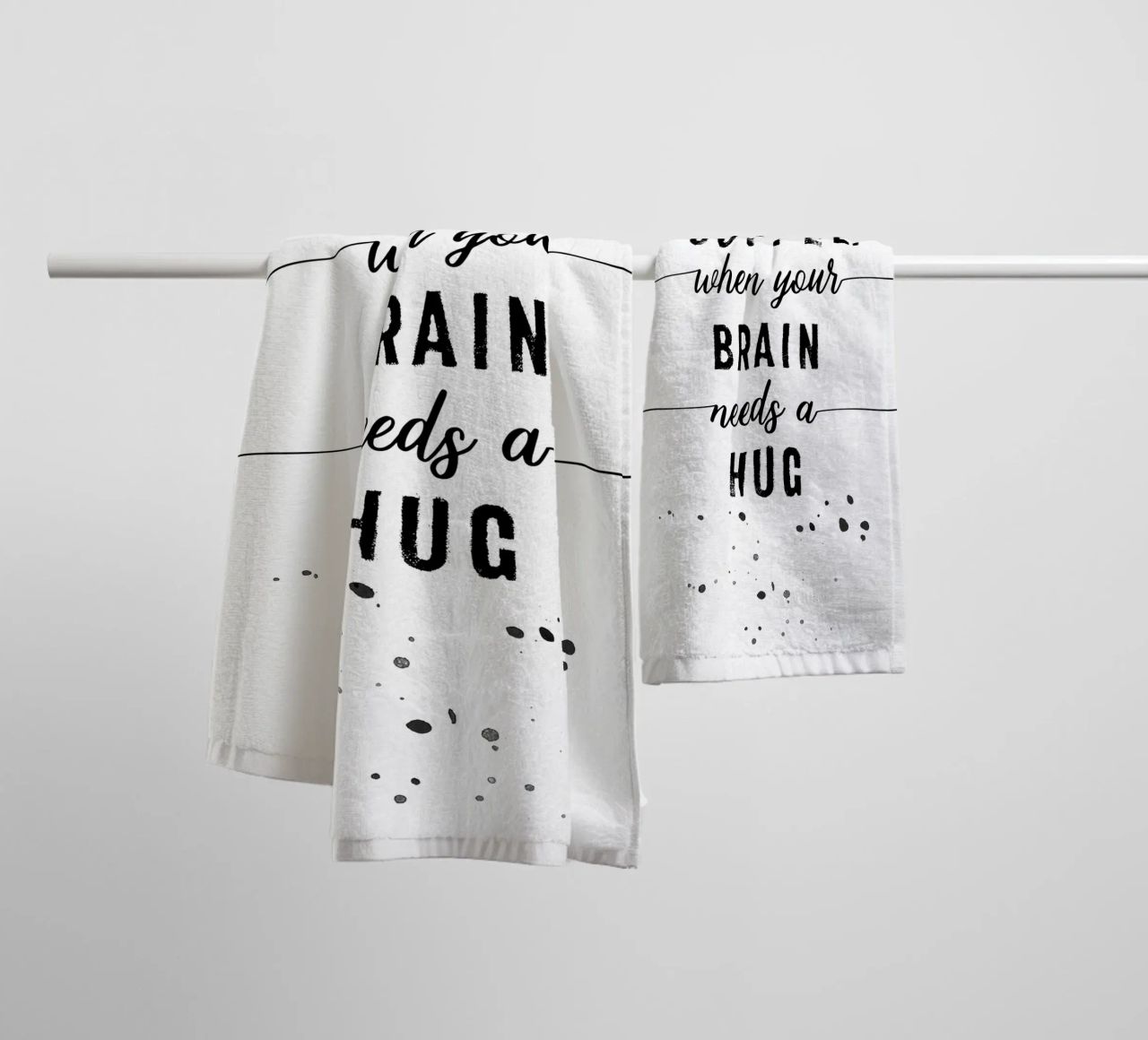 TEXT ART Coffee - when your brain needs a hug asciugamano da bagno da Melanie Viola