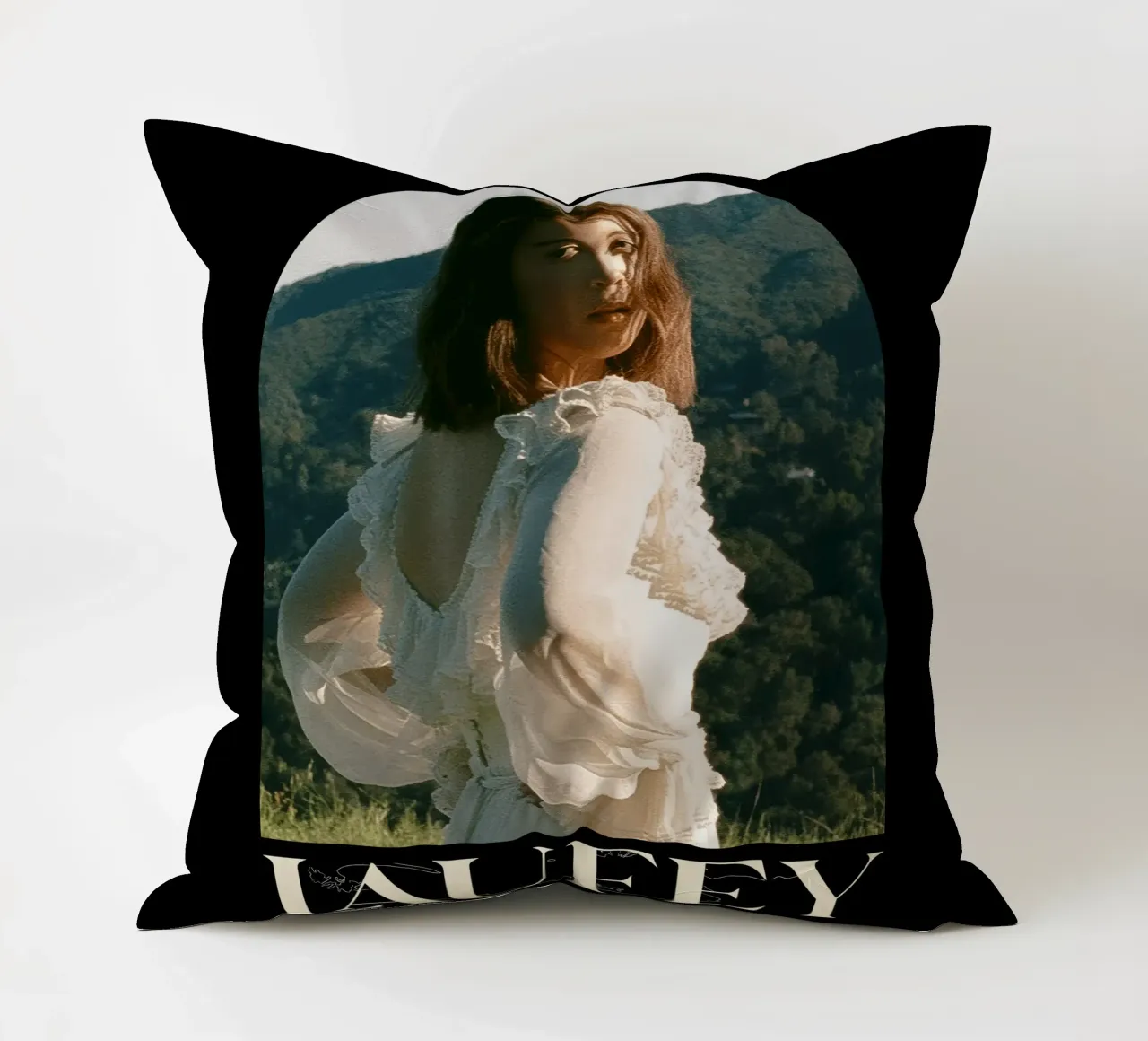 Laufey sull'amore Lfy V1 cuscino da carleemiller