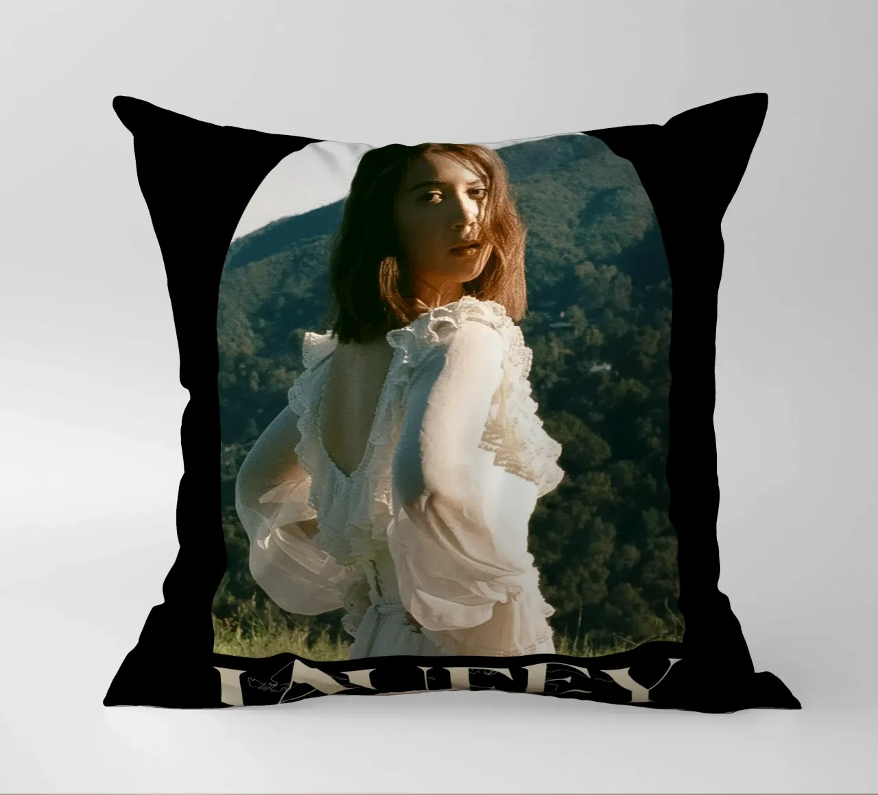 Laufey sull'amore Lfy V1 cuscino da carleemiller