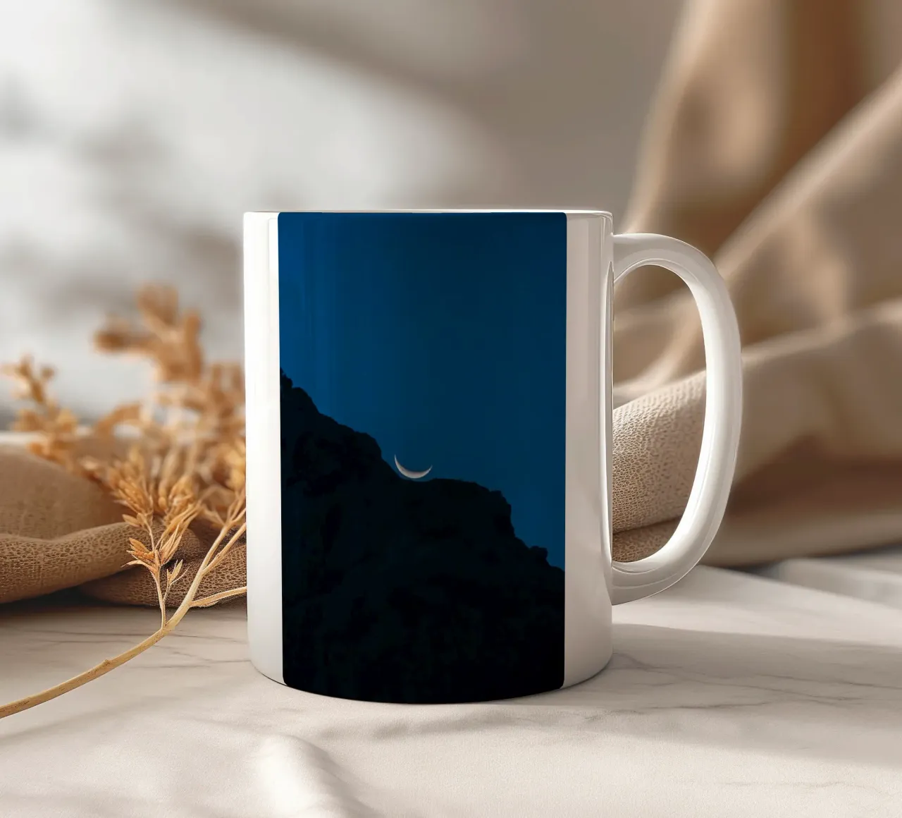 luna crescente cielo notturno tazza in ceramica da Earthly Visions