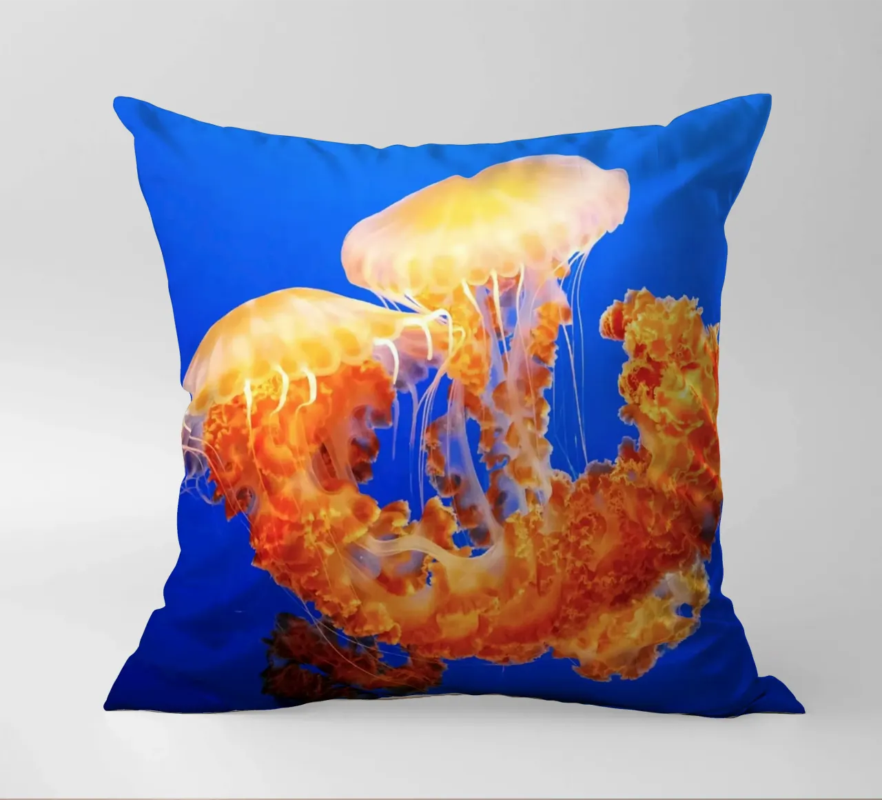 meduse sott'acqua cuscino da Earthly Visions