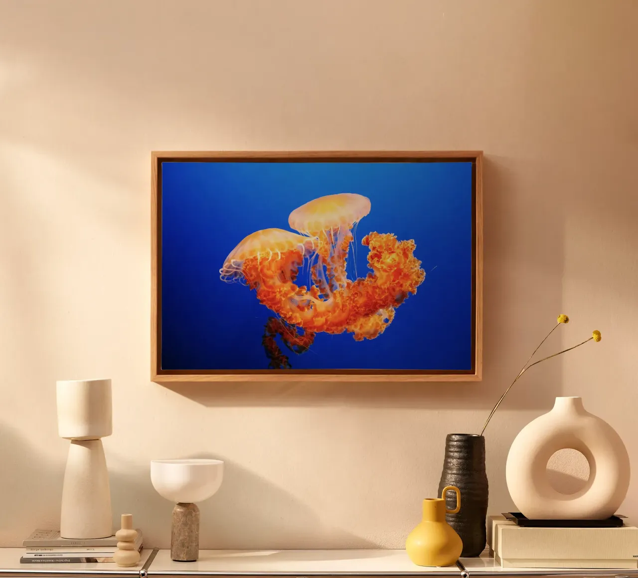 Quallen unter Wasser Leinwand mit Schattenfugenrahmen von Earthly Visions