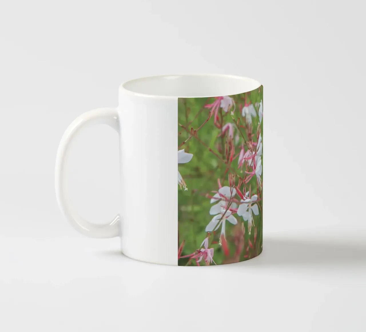Piccoli fiori tazza in ceramica da Dave Hare Photography