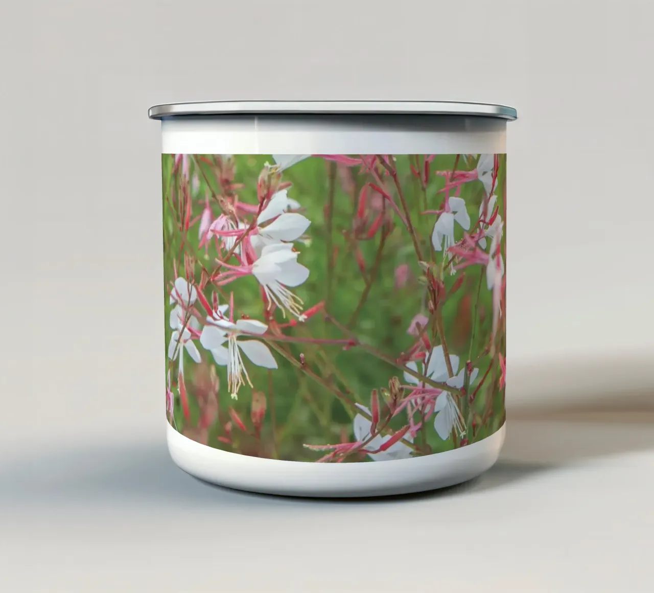 Piccoli fiori tazza in smalto da Dave Hare Photography