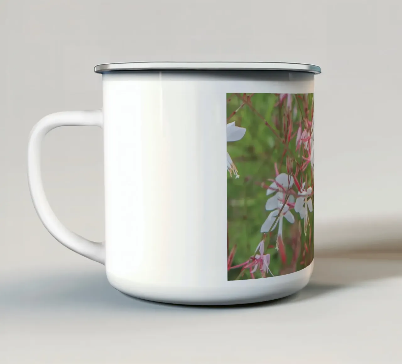Piccoli fiori tazza in smalto da Dave Hare Photography