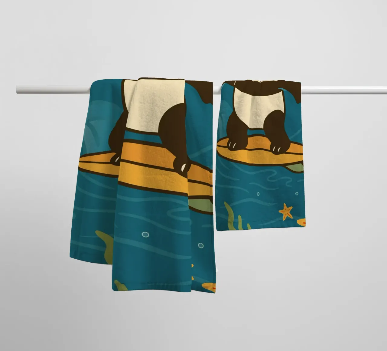 Felice panda che fa surf - illustrazione estiva asciugamano da bagno da namosh