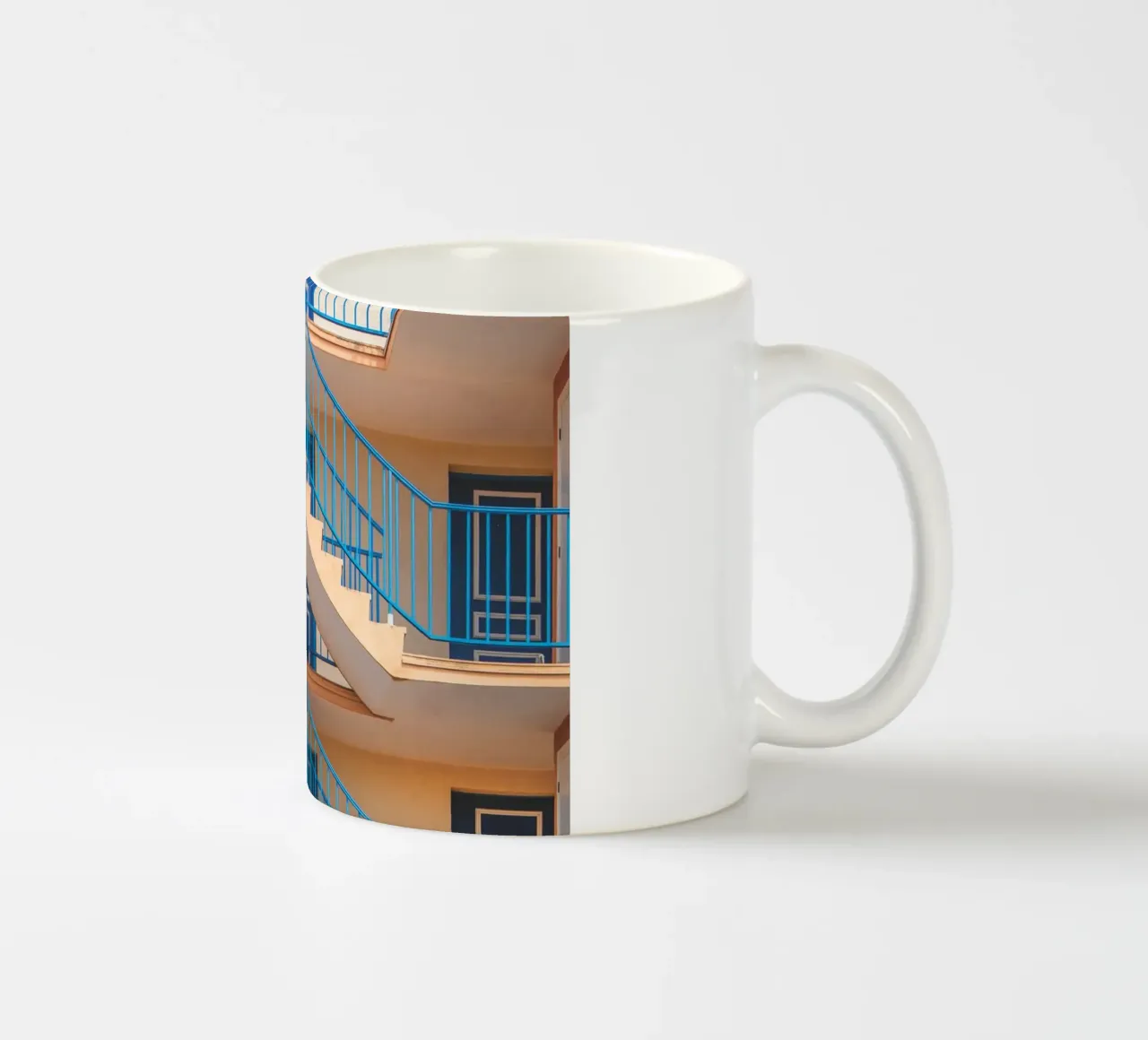 Scale blu tazza in ceramica da Dave Hare Photography