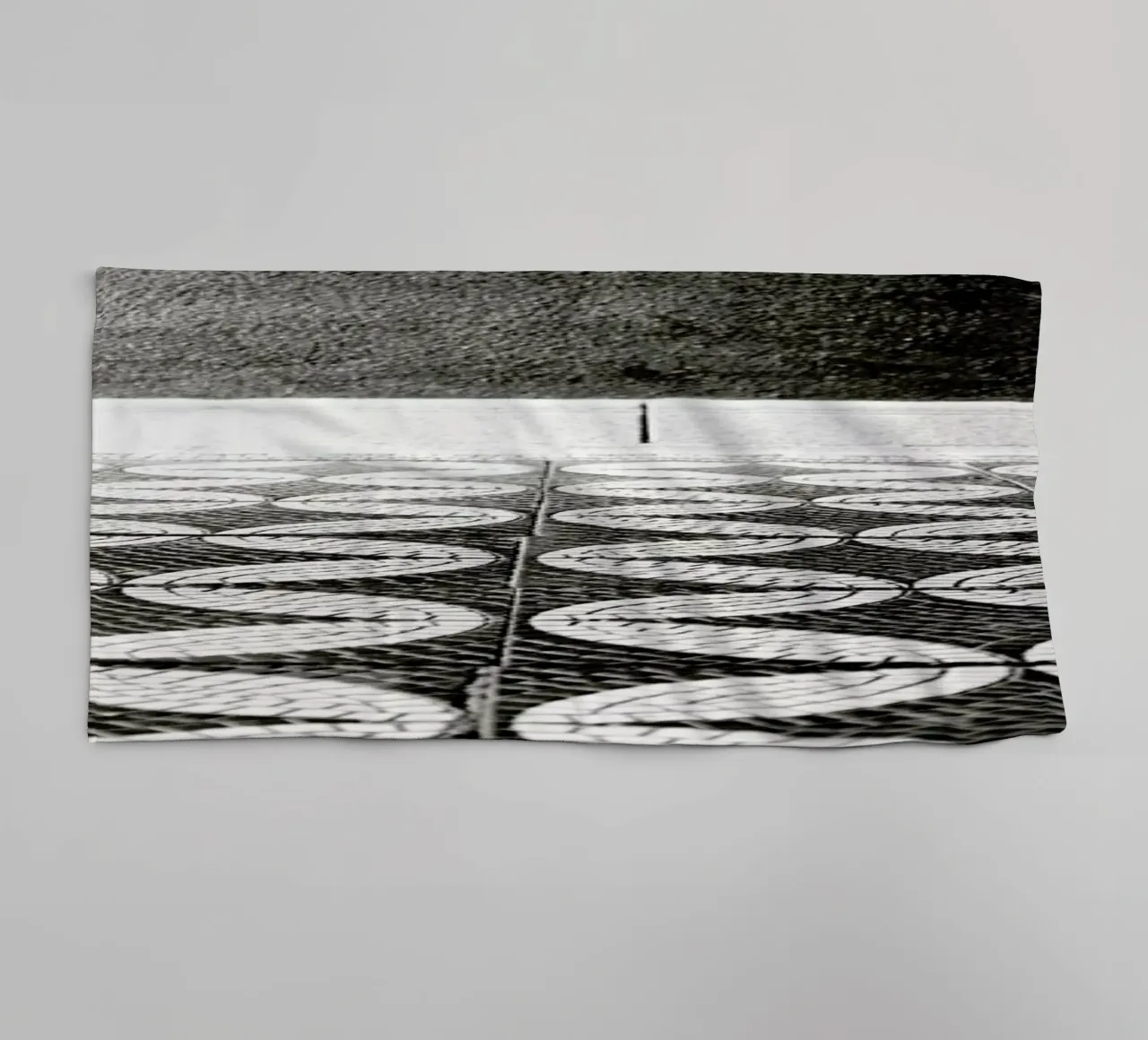 On the Floor asciugamano da bagno da Anja Hebrank Photography