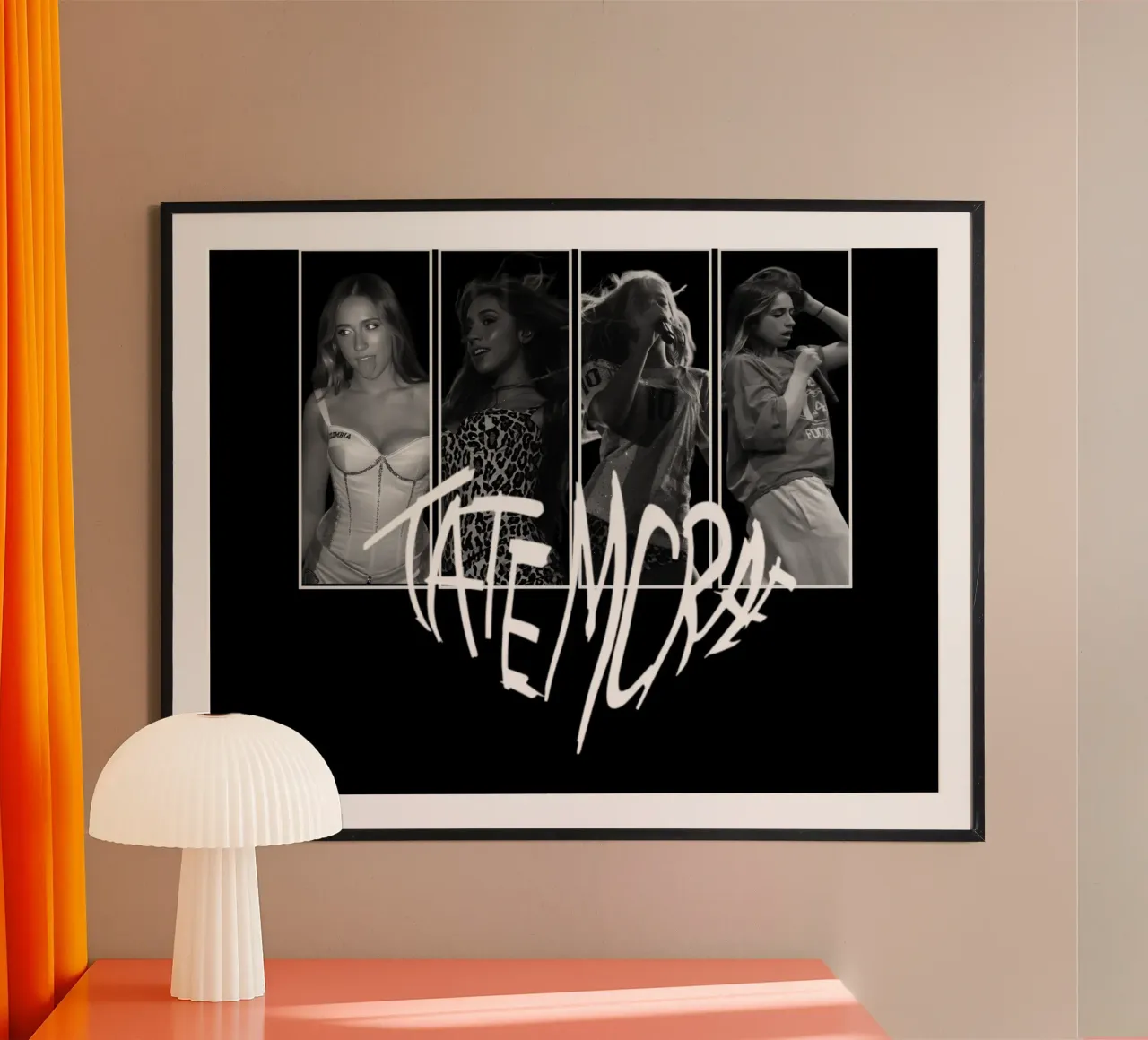 tate mcrae - Singer poster con telaio in alluminio da Tara Bergener