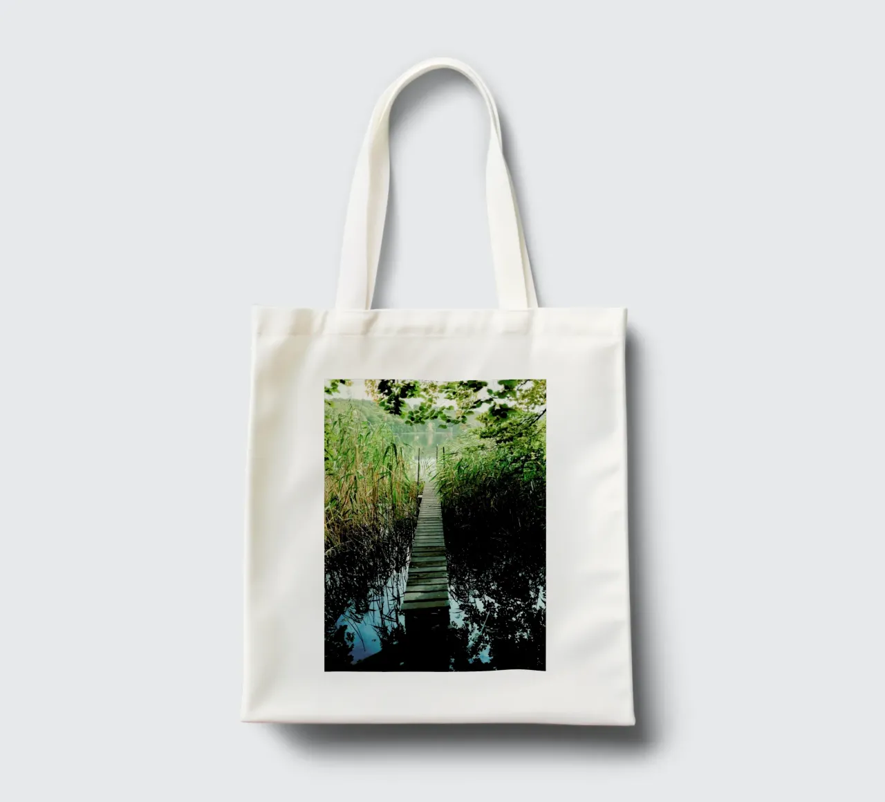 Idyllic Lakeview tote bag by Sebastian Hilgetag