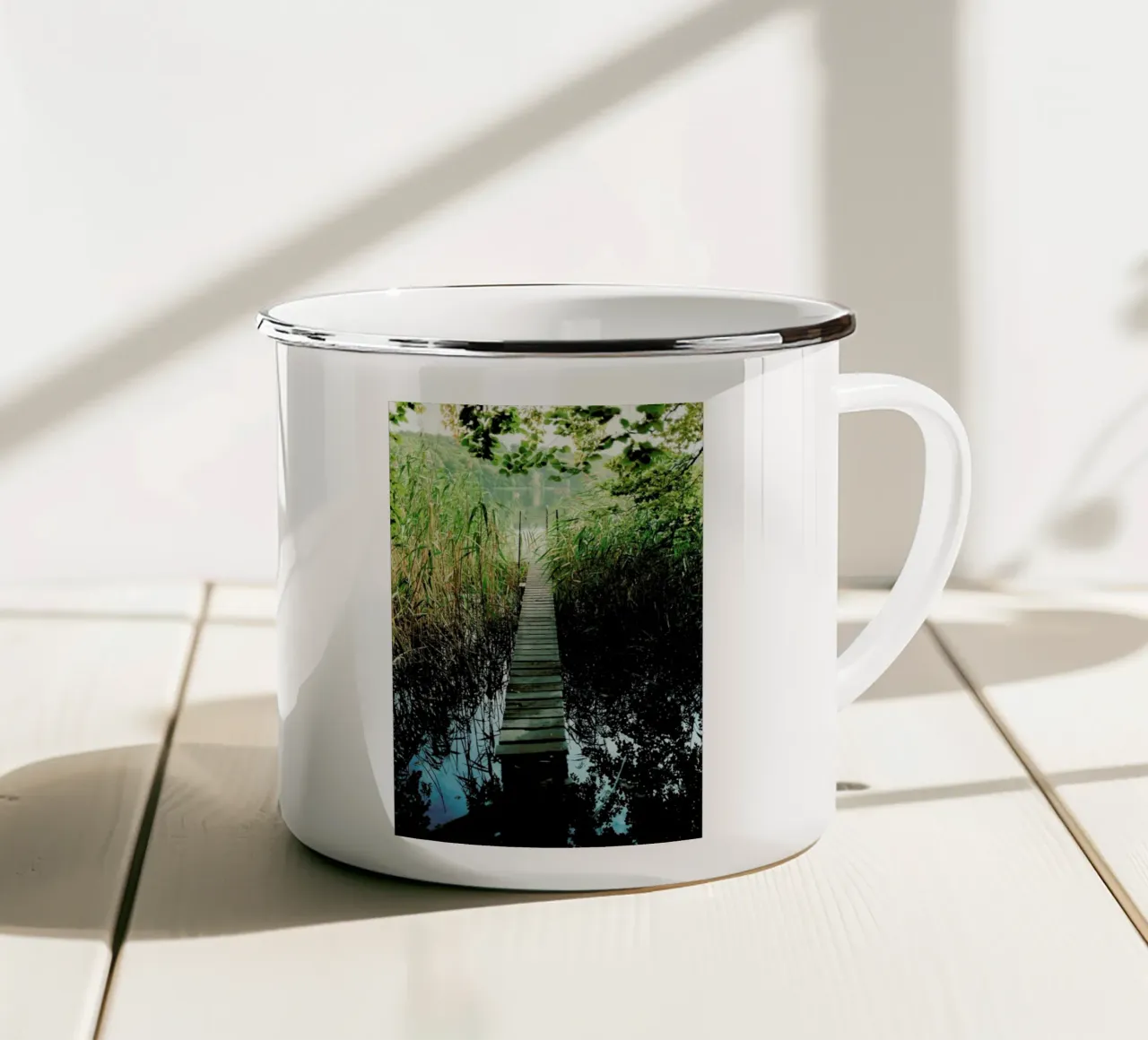 Idyllic Lakeview tazza in smalto da Sebastian Hilgetag
