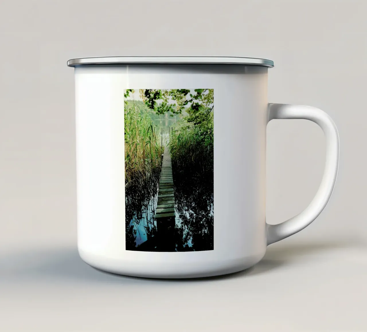 Idyllic Lakeview tazza in smalto da Sebastian Hilgetag