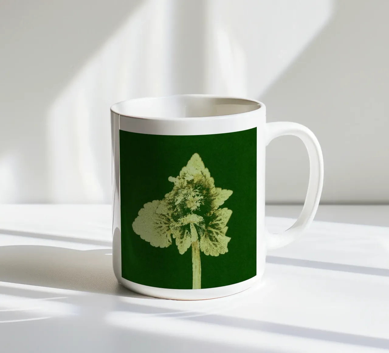 Impressioni botaniche | Lamium purpureum v3 tazza in ceramica da Ivona Maris