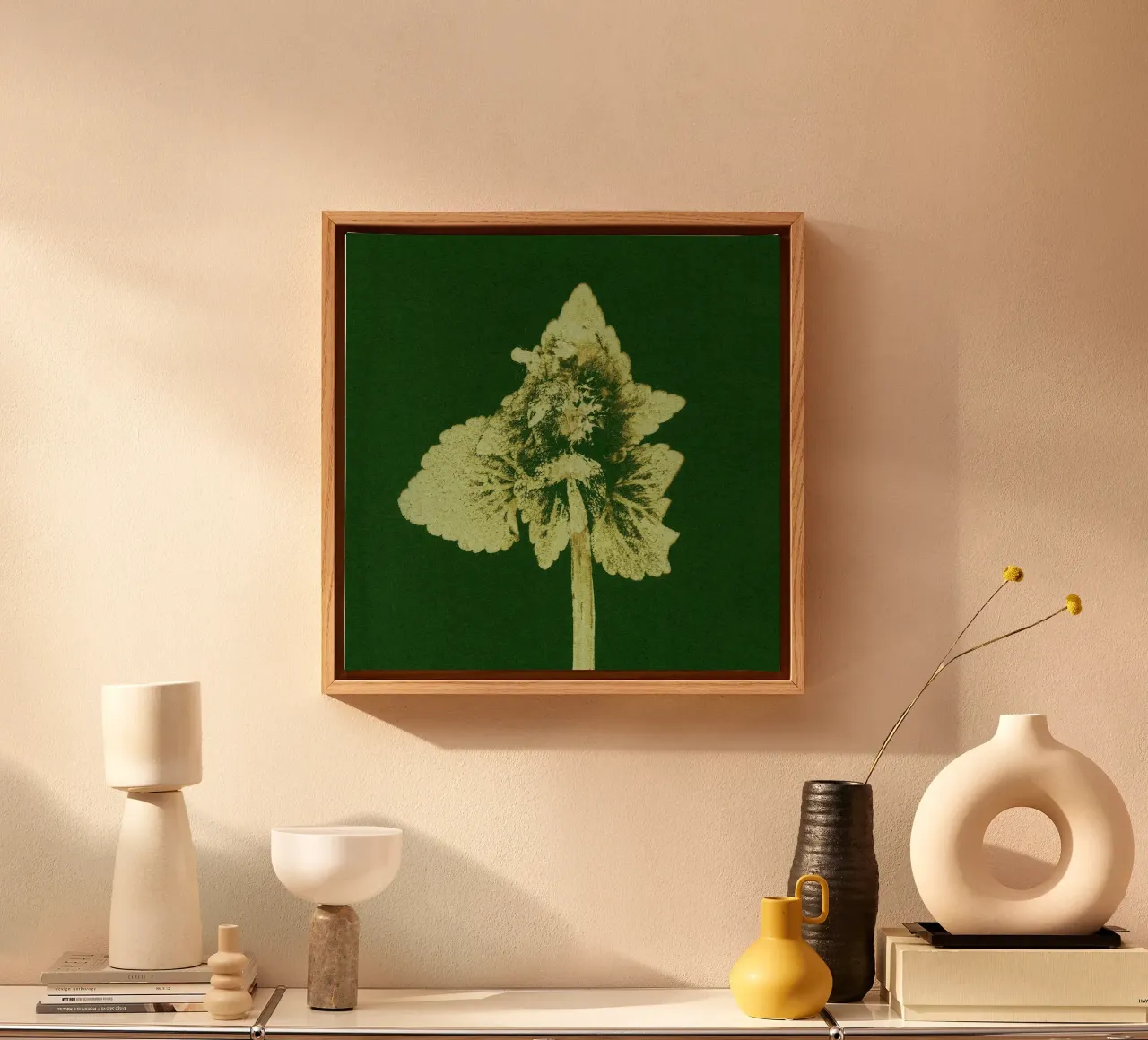Impressioni botaniche | Lamium purpureum v3 tela con Cornice a cassetta da Ivona Maris