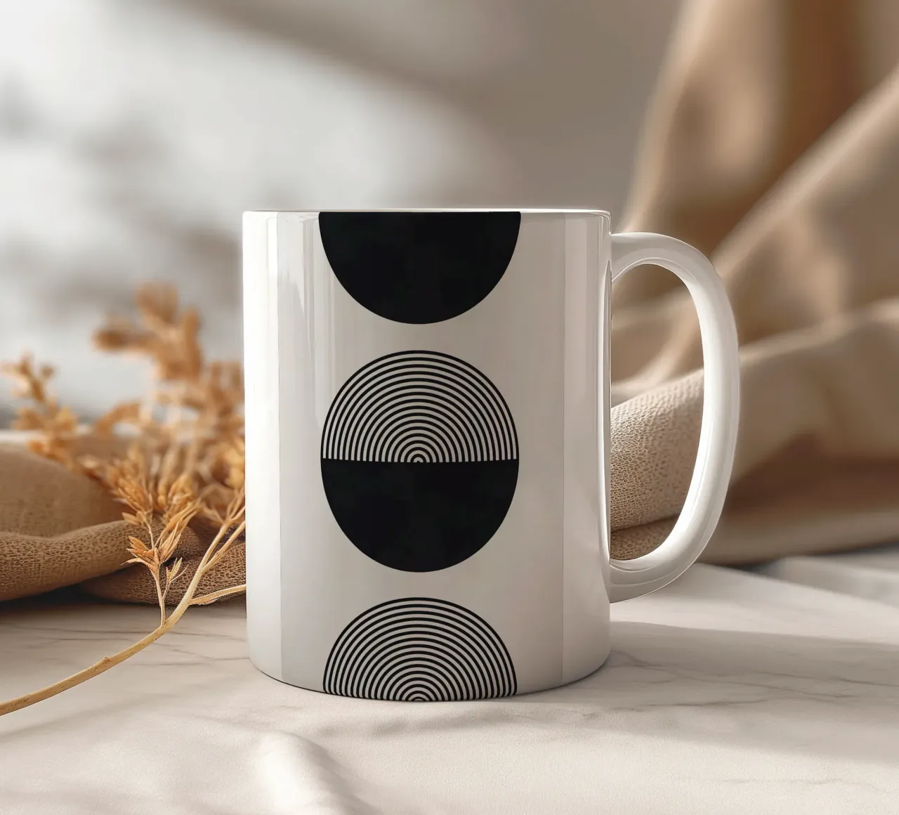cerchi in bianco e nero tazza in ceramica da Ron Bale