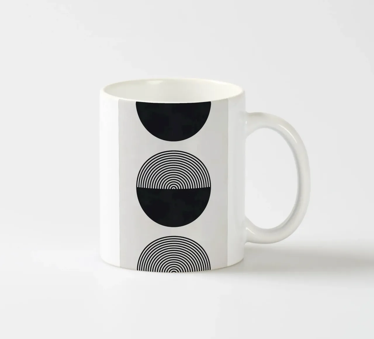 cerchi in bianco e nero tazza in ceramica da Ron Bale