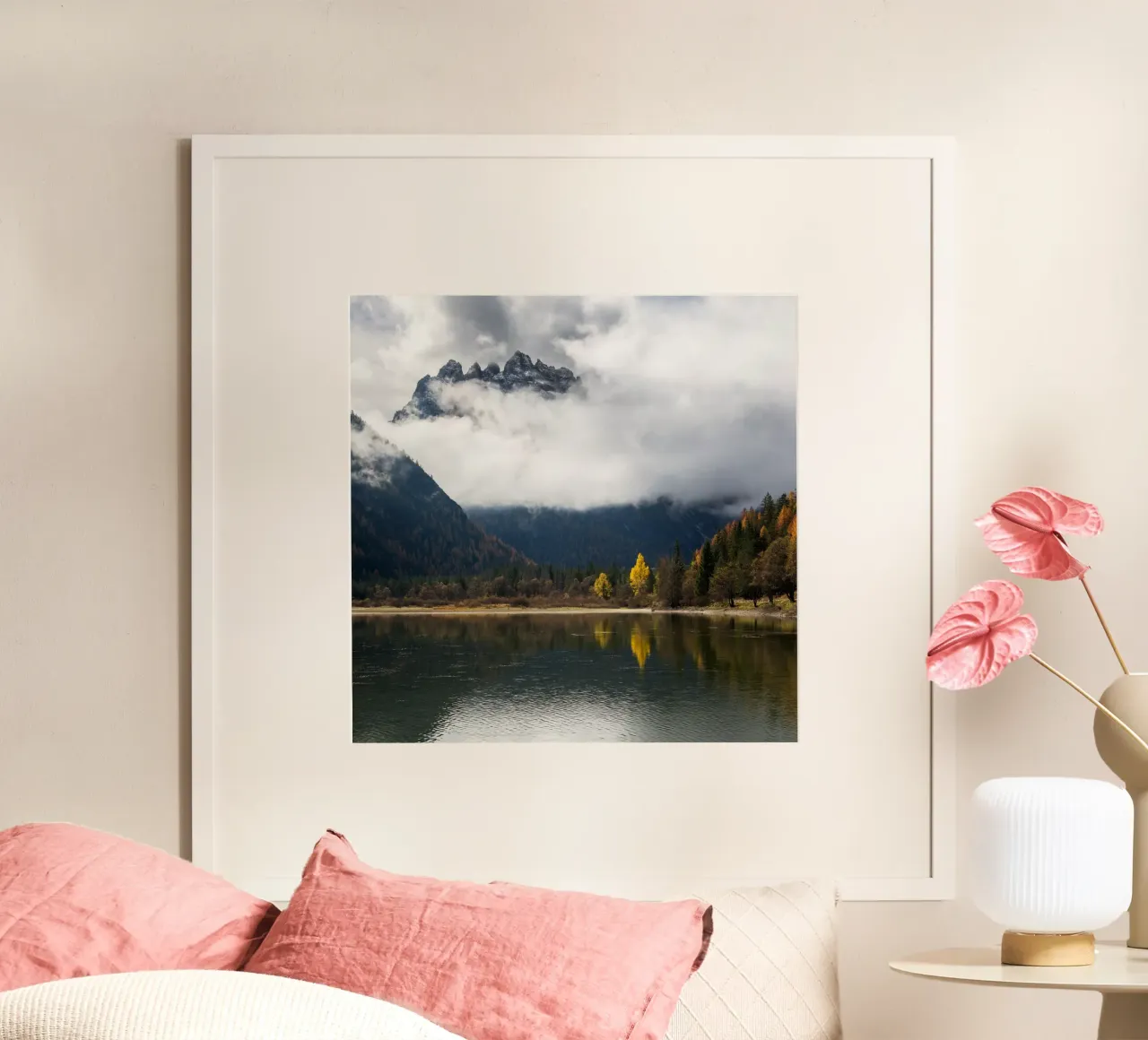 Sussurri di sentieri d'autunno poster con telaio in legno da PhotoVibe Decor