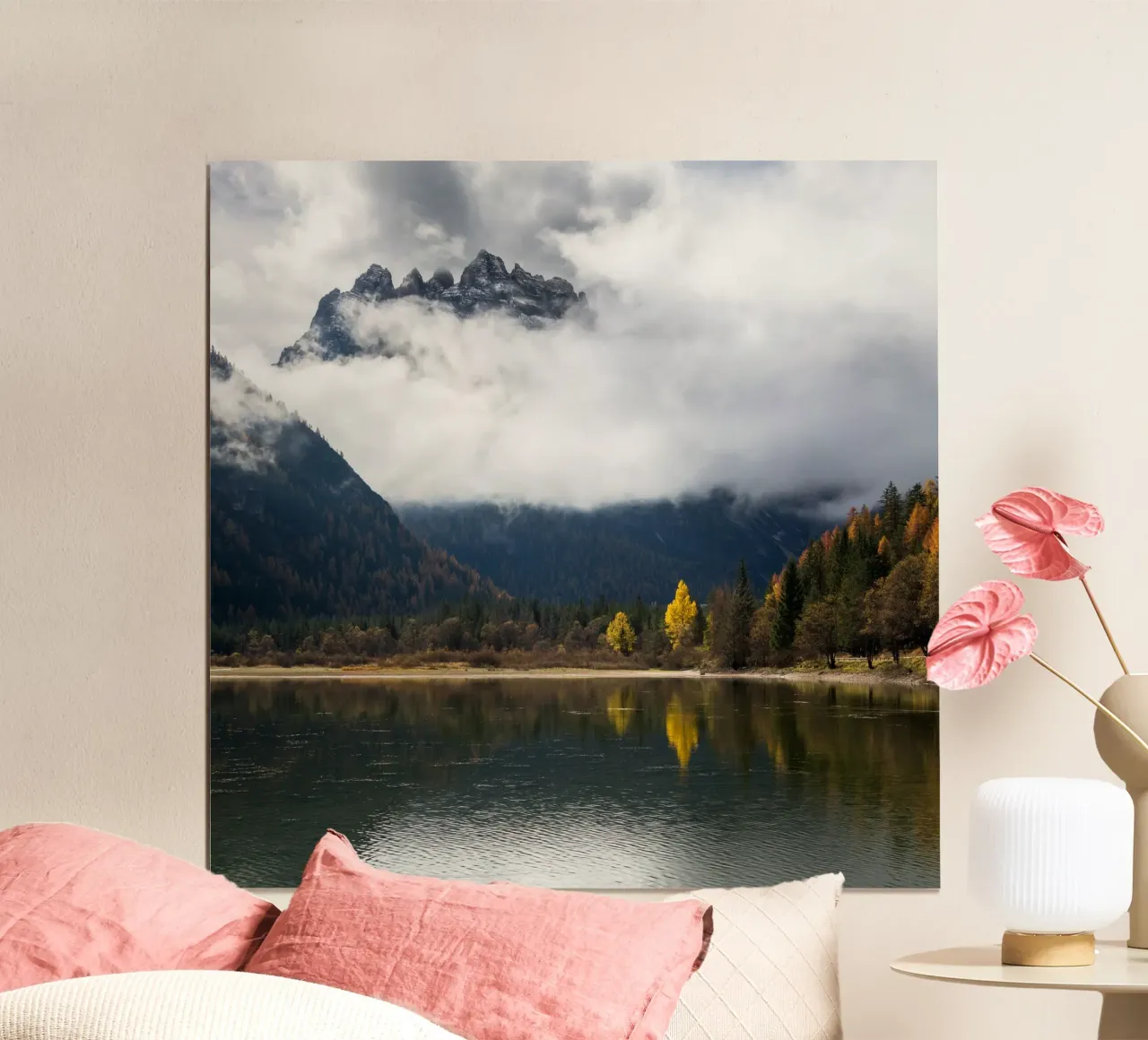 Sussurri di sentieri d'autunno poster con telaio in legno da PhotoVibe Decor
