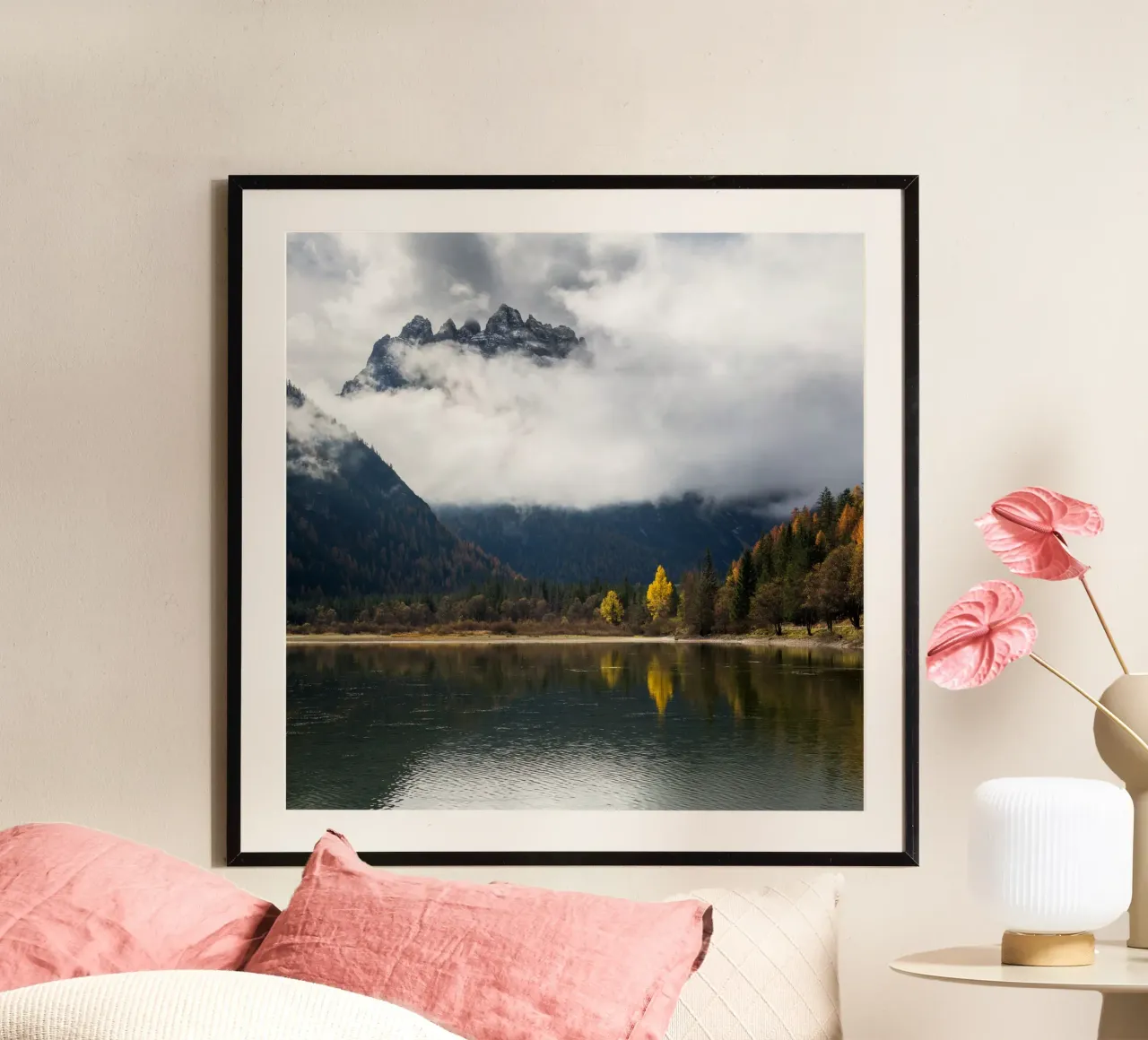 Sussurri di sentieri d'autunno poster con telaio in legno da PhotoVibe Decor