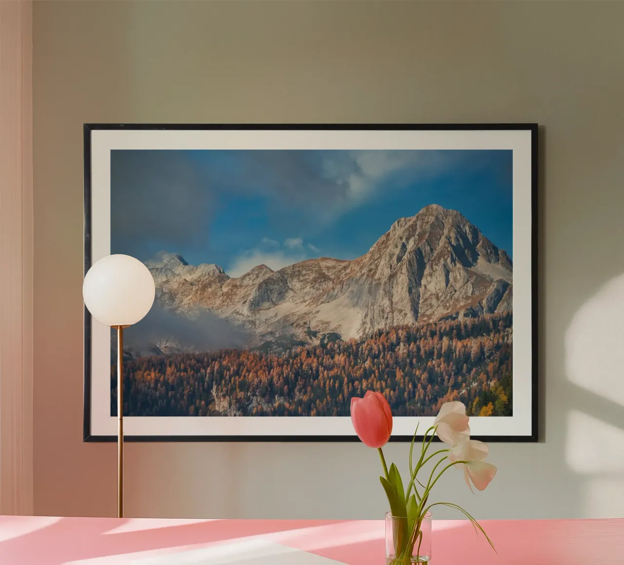 Sussurri di sentieri d'autunno poster con telaio in legno da PhotoVibe Decor