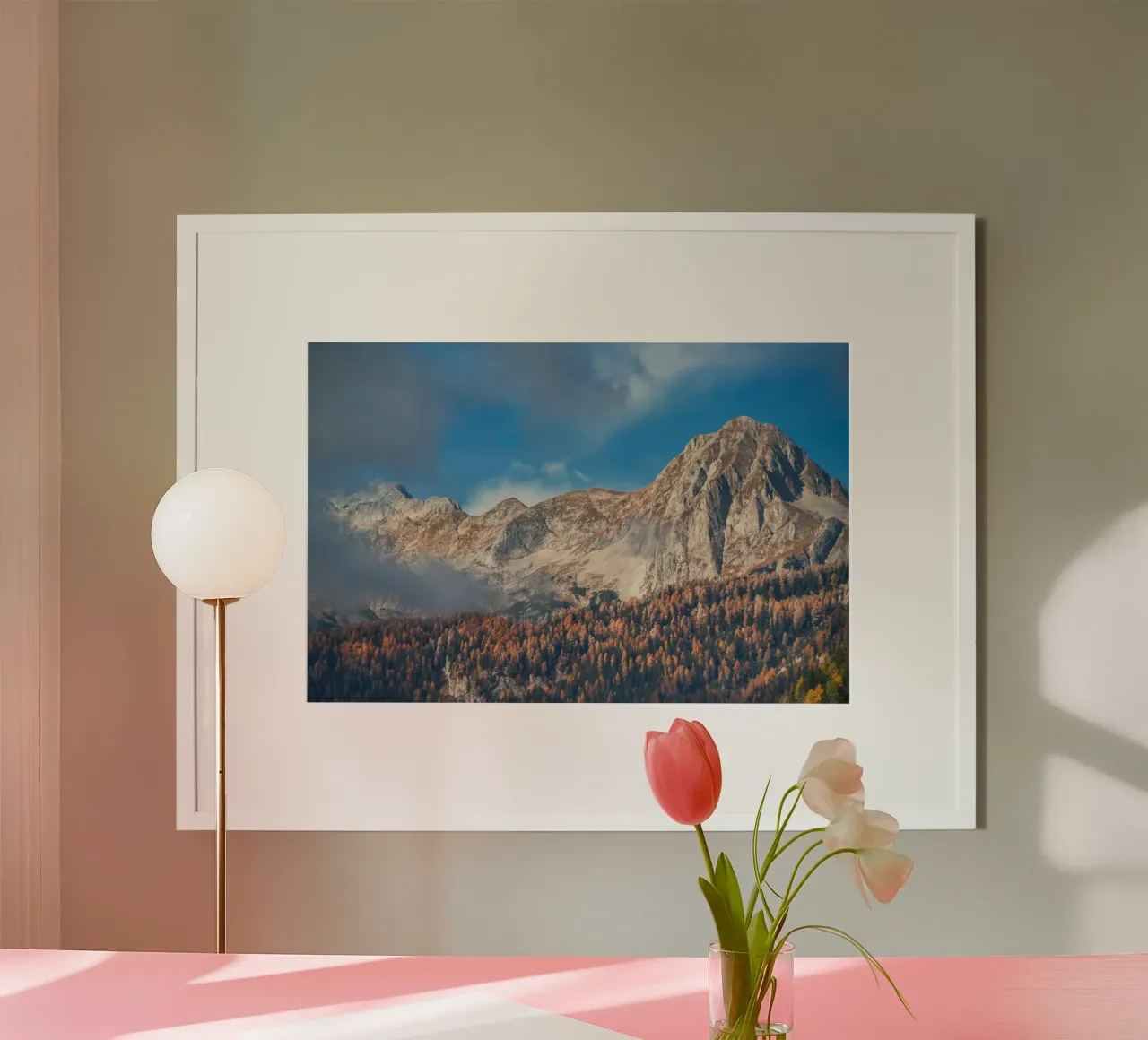 Sussurri di sentieri d'autunno poster con telaio in legno da PhotoVibe Decor