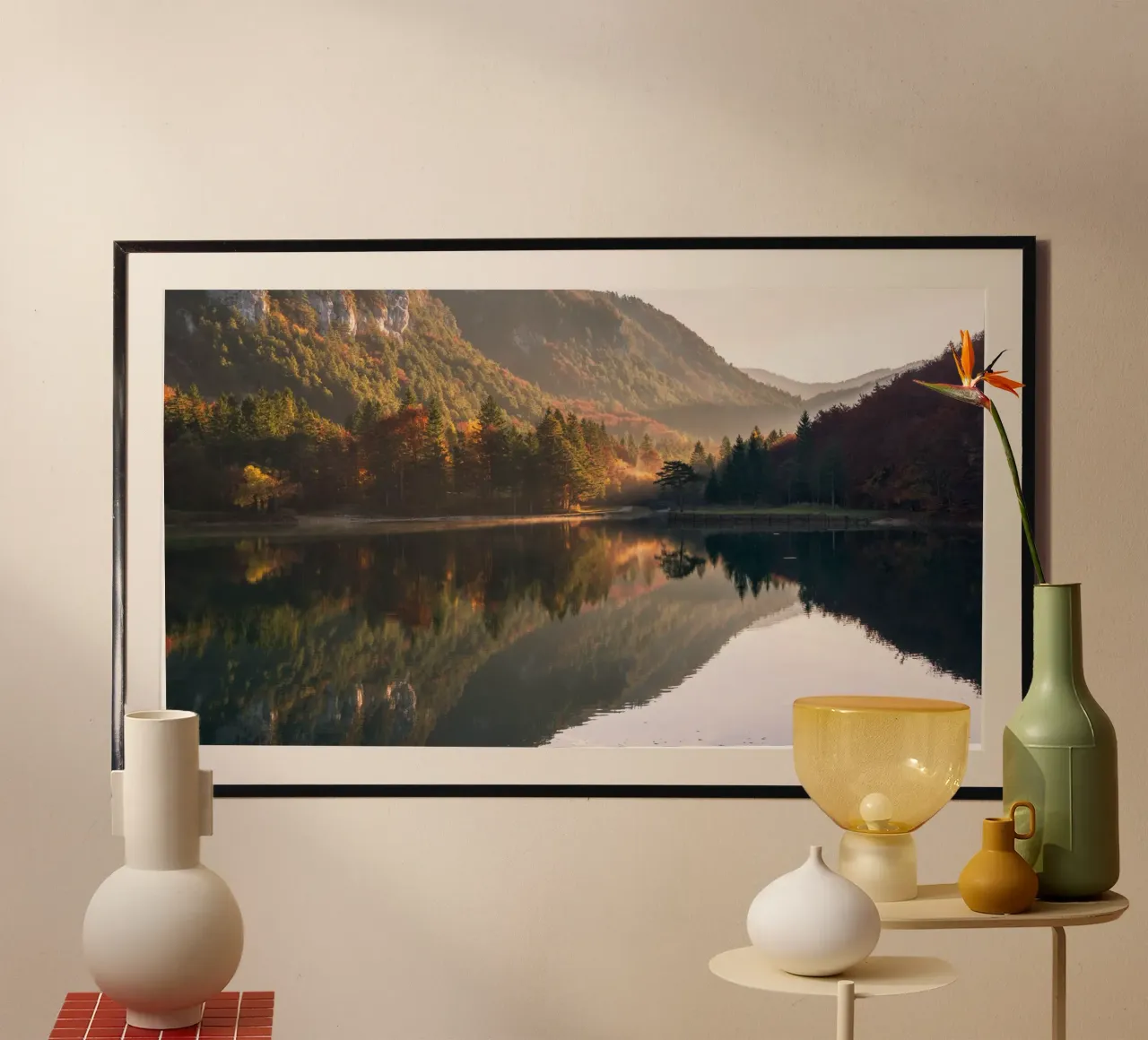 Sussurri di sentieri d'autunno poster con telaio in legno da PhotoVibe Decor