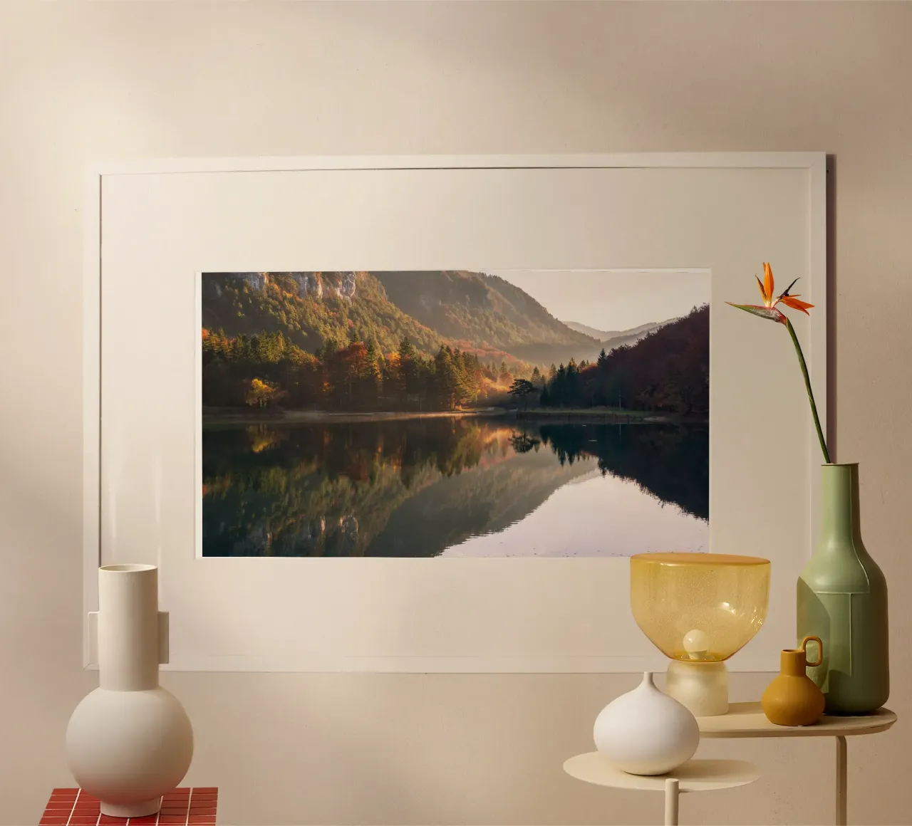 Sussurri di sentieri d'autunno poster con telaio in legno da PhotoVibe Decor