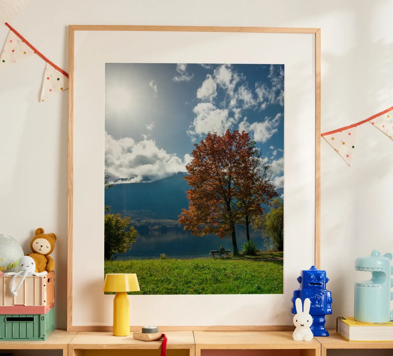 Sussurri di sentieri d'autunno poster con telaio in legno da PhotoVibe Decor