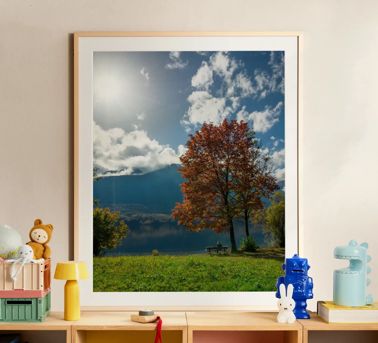 Sussurri di sentieri d'autunno poster con telaio in legno da PhotoVibe Decor