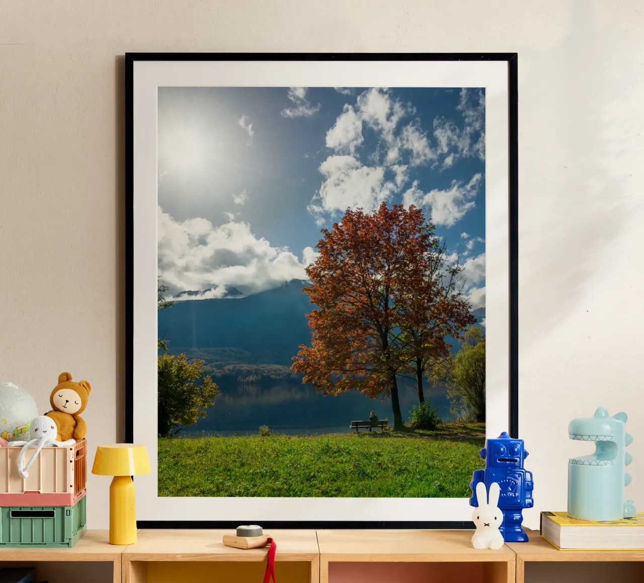 Sussurri di sentieri d'autunno poster con telaio in legno da PhotoVibe Decor