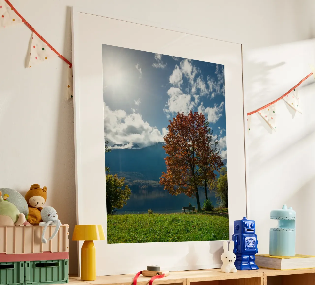 Sussurri di sentieri d'autunno poster con telaio in legno da PhotoVibe Decor