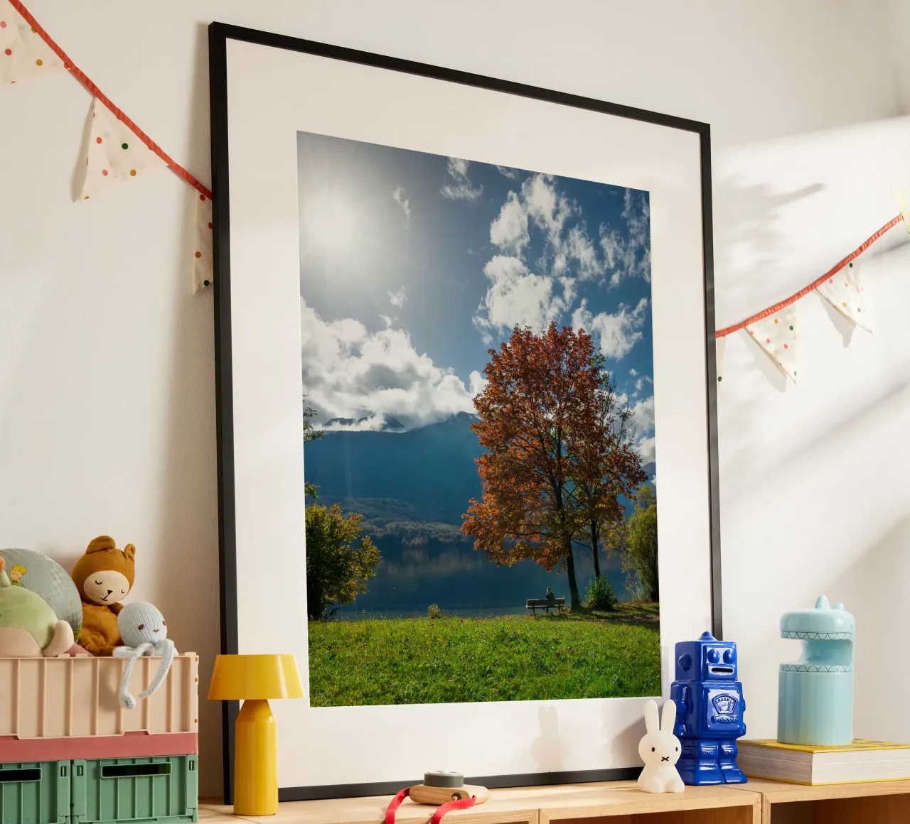 Sussurri di sentieri d'autunno poster con telaio in legno da PhotoVibe Decor