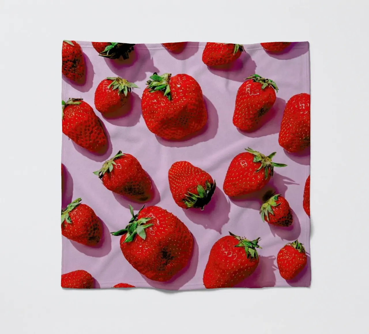 Erdbeeren Auf Pink fleece blanket by Eat this